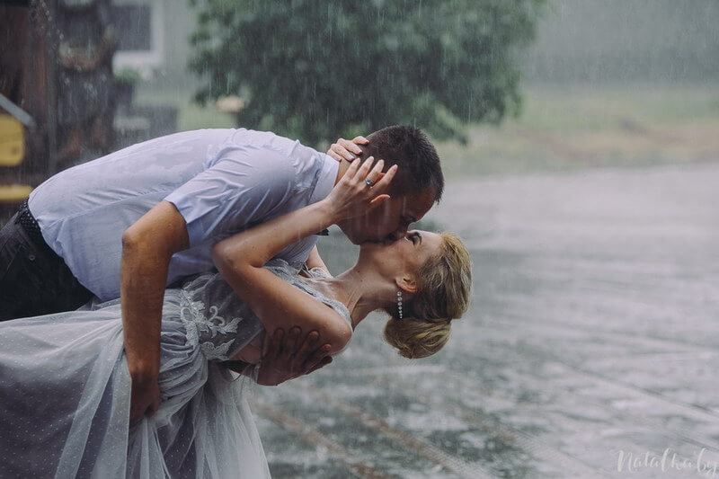 Свадебная фотография в дождь