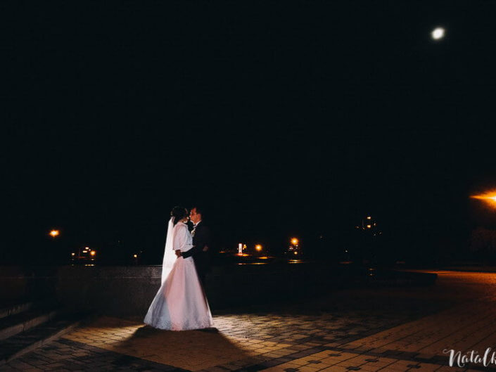 Свадебные фотографии Минск, Свадьба ночью,подсветка молодожёнов, невеста и жених, луна