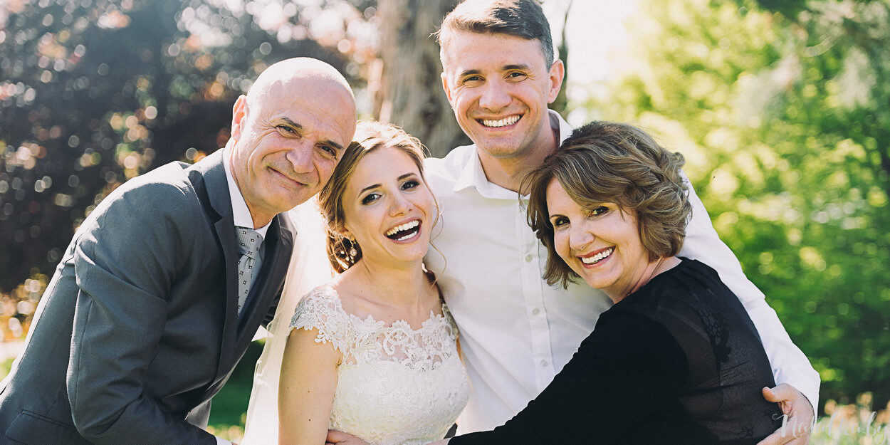 Счастливая семья на свадьбе